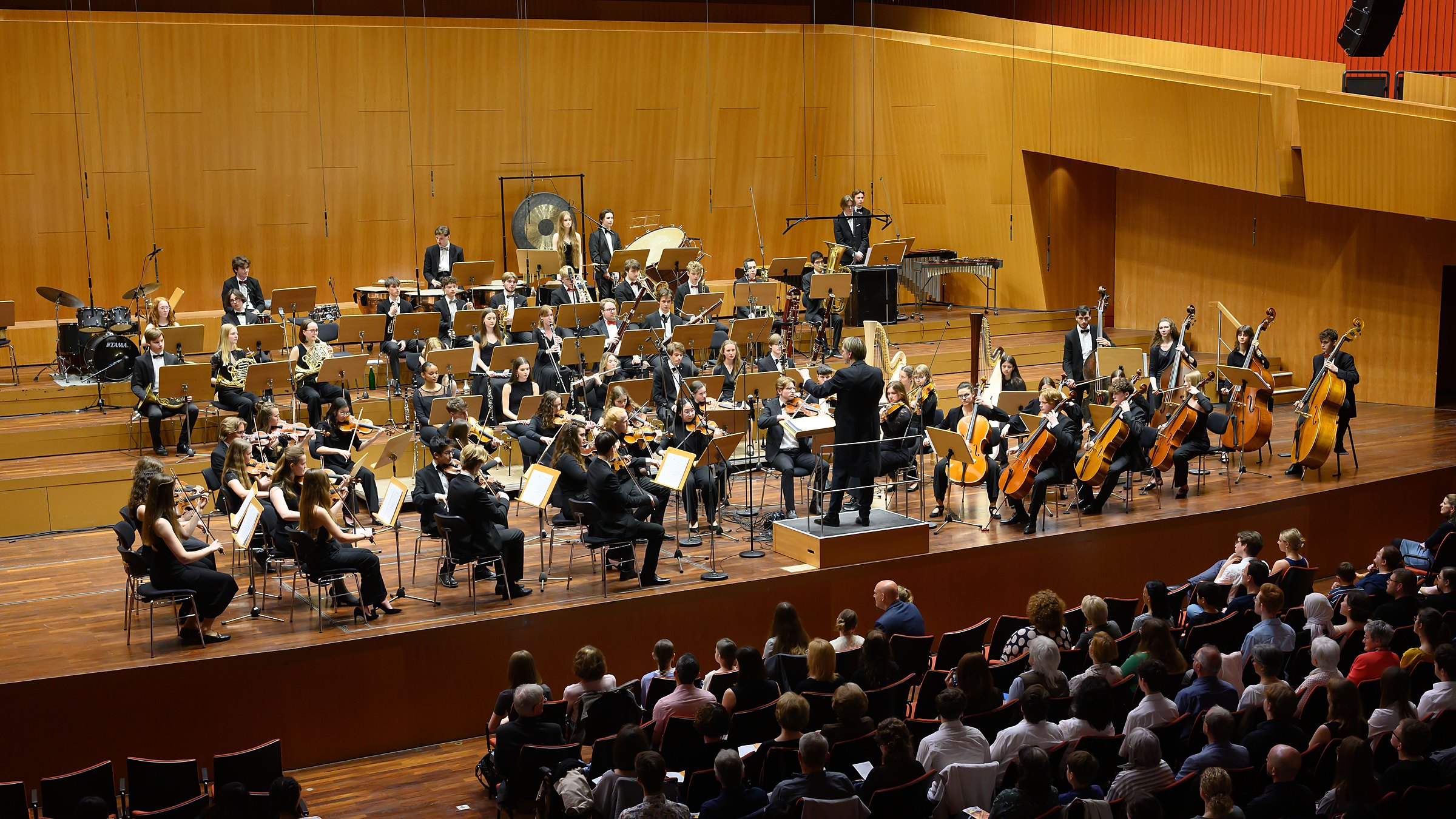 Das LJO-Orchester bei einem Konzert in der Congresshalle Saarbrücken